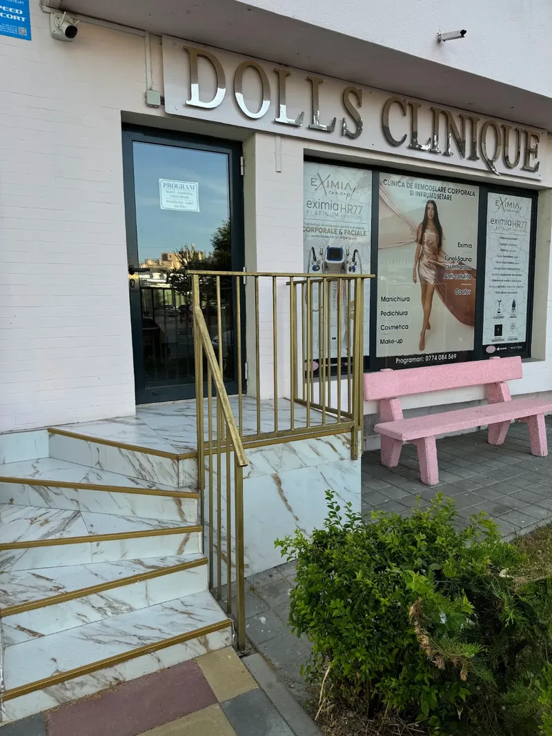 Intrarea în Dolls Clinique, cu banca roz
